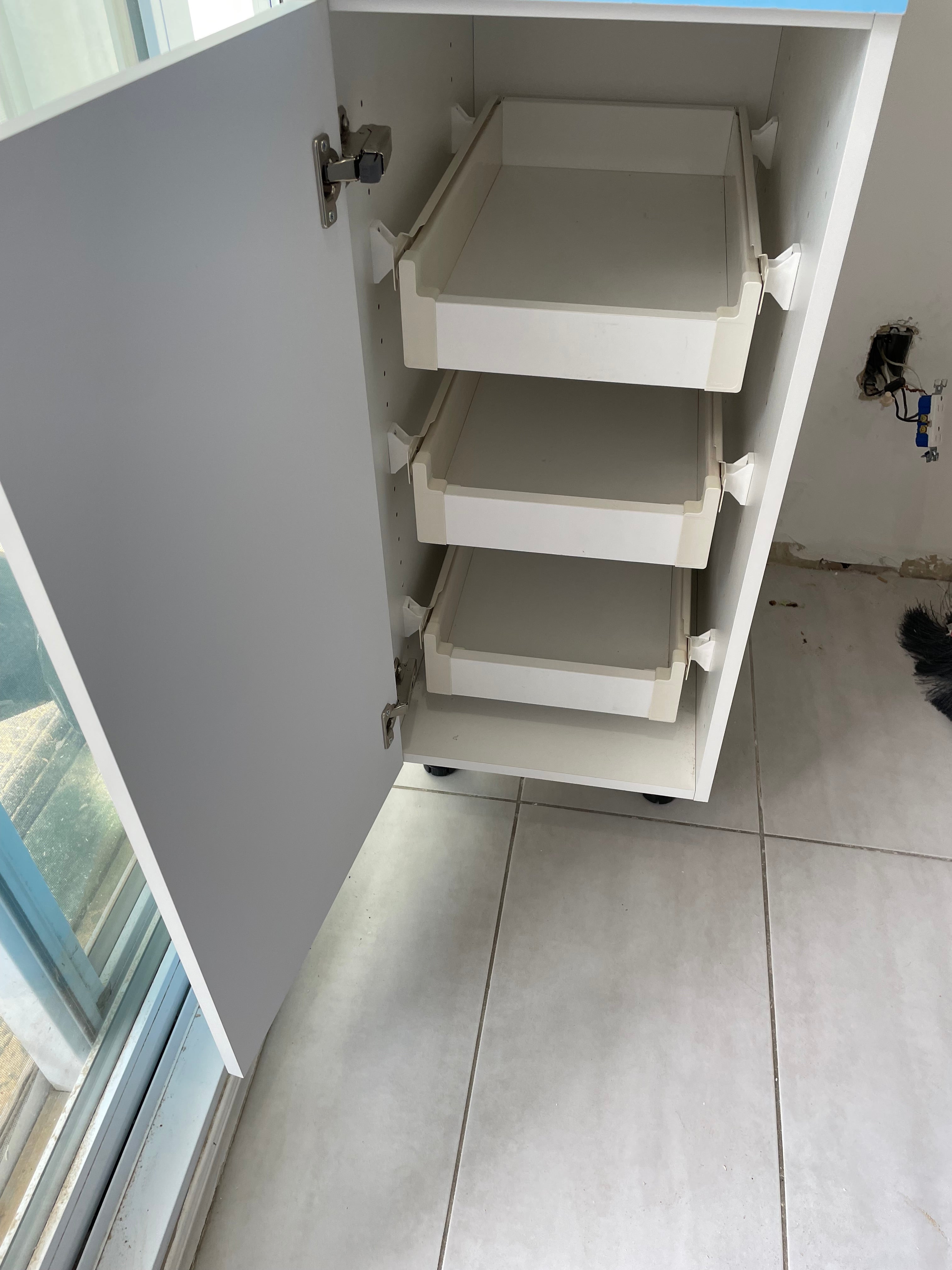 Metabox sliding shelf