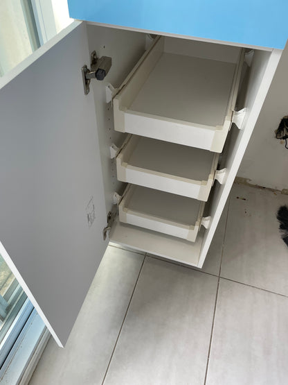 Metabox sliding shelf